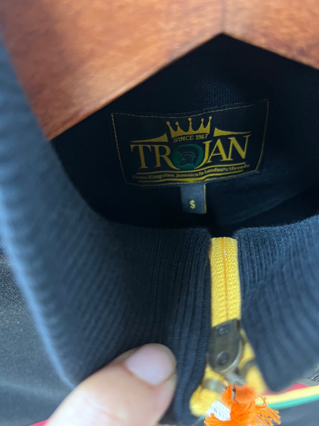 Trogan zip up top